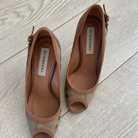 Burberry Ellalline Camel Plaid Peep Toe Pumps. Size: 35 - Picture 3 of 11